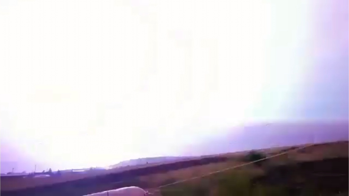 Diyarbakır Çermik’te yağış uyarılarının ardından şimşekler geceyi aydınlattı